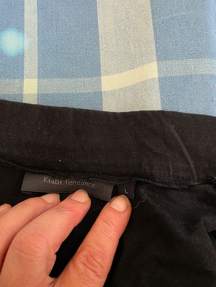 Veste noir, courte crop top, façon jean, multipoches, taille et bas de manche élastique, fermeture zip,en excellent état, largeur d'épaule 40cm, largeur sous bras 53cm, longueur 45cm, marque Kiabi =5€ - photo numéro 7