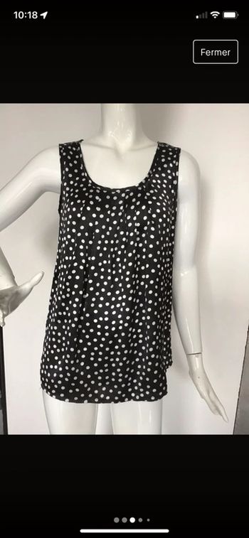 Top blouse à pois blancs encolure arrondie et fins plis