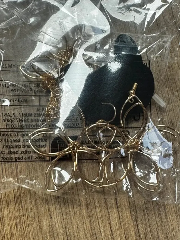 Parure de bijoux doré, boucles d’oreilles et collier - photo numéro 2