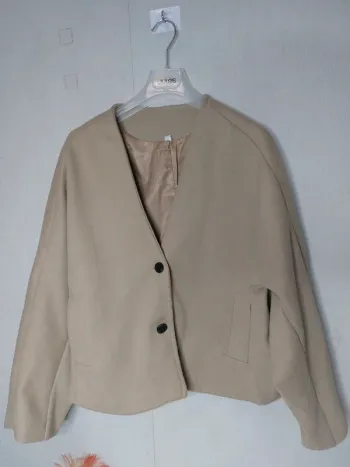 Veste beige Taille M qui  taille L