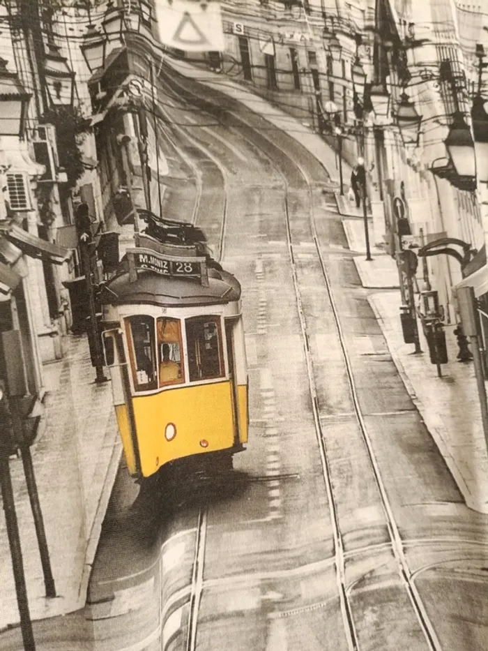 T-shirt blanc avec impression urbaine en noir et blanc tramway - photo numéro 3