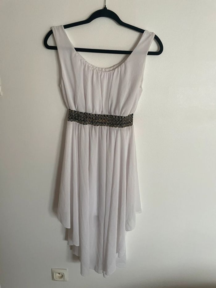 Robe longue blanche ceinturée asymétrique