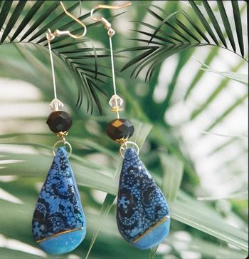 Boucles d'oreilles pendante pâte polymere Bleu avec impression dentelle