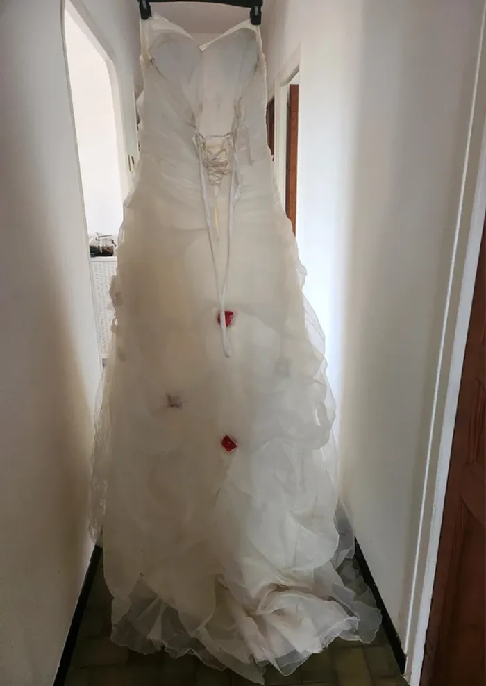 Robe de mariée blanche avec fleurs rouges taille 48 à 54 laçage dos en bon état Cosmobella - photo numéro 11