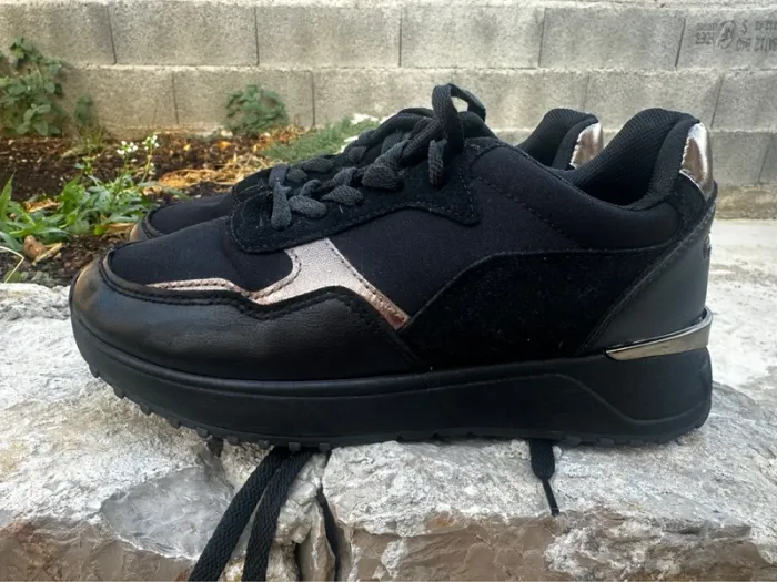 Baskets noires avec détails dorés – Pointure 36