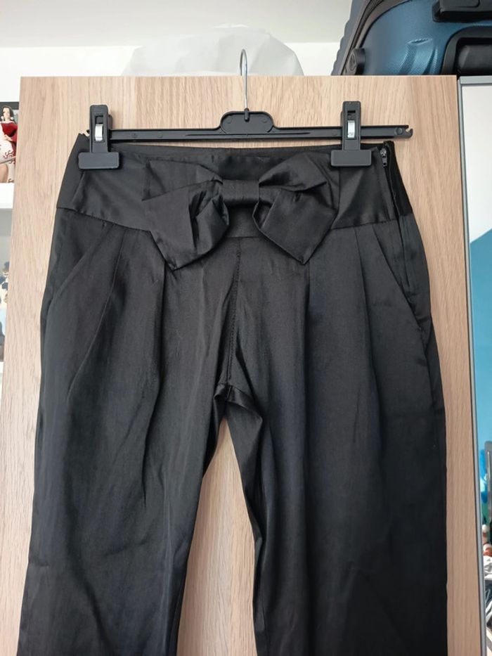 Pantalon droit similicuir noir décoré avec un noeud
avec fermeture éclair - Taille S 36 - photo numéro 6