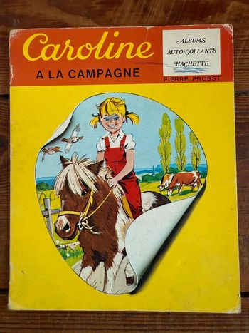 Livre ancien vintage rare Caroline à la campagne autocollants Hachette Pierre Probst