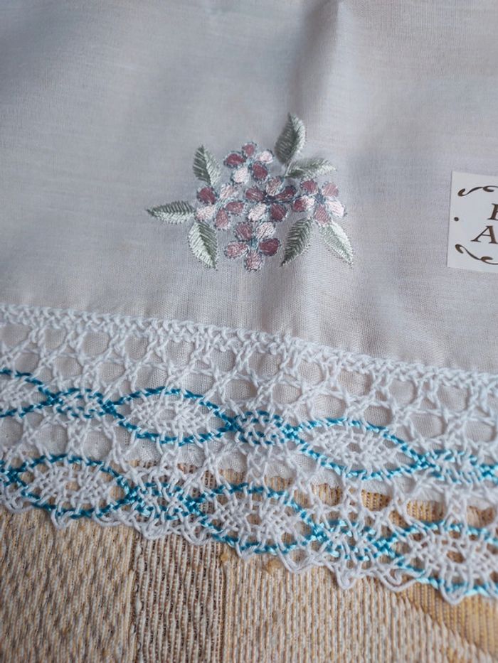 Jolie rideau ou dessus de table neuf - photo numéro 2