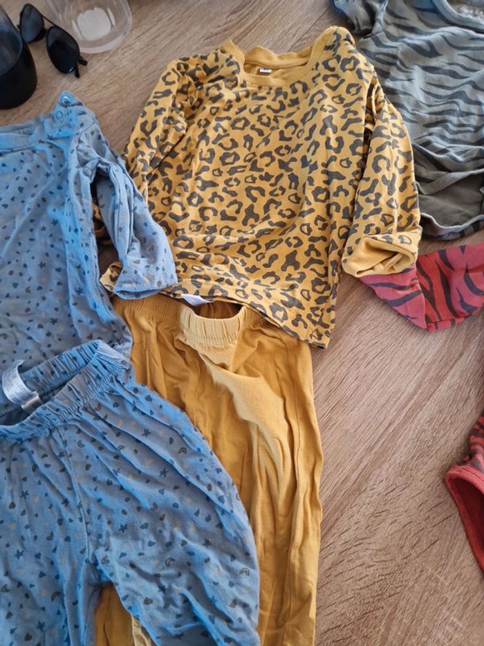 Lot pyjamas et bodies 86cm - photo numéro 3