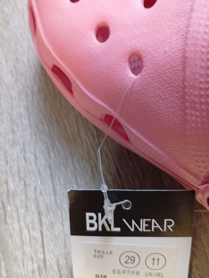Jolie paire de Crocs - photo numéro 3