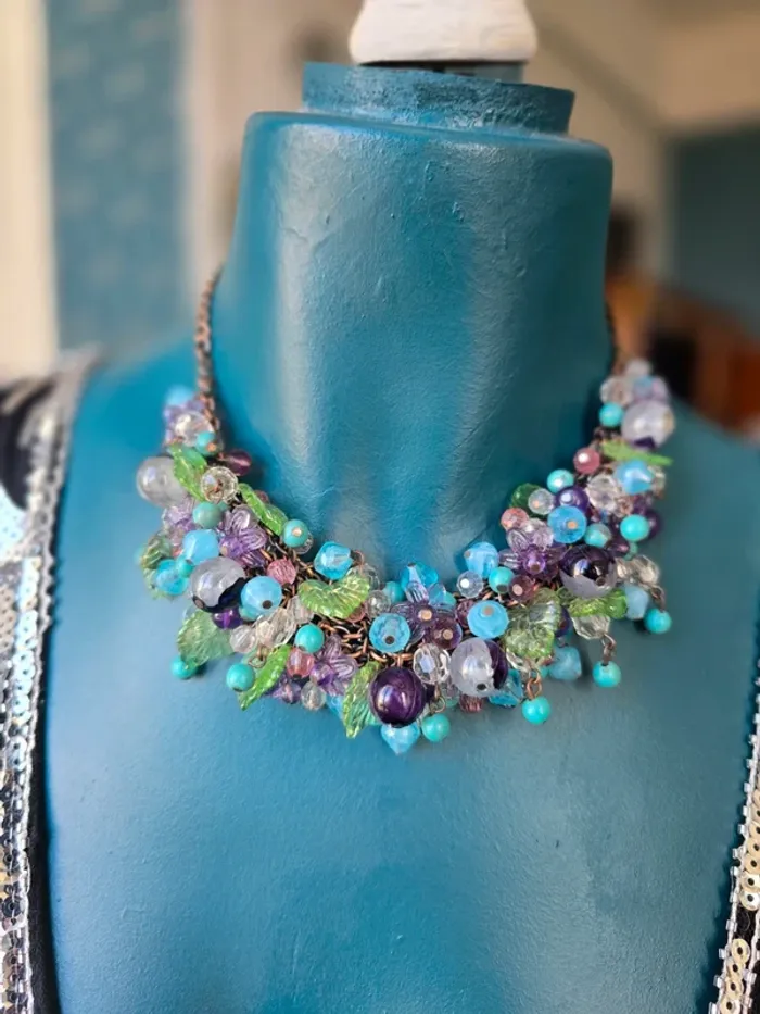 Original collier fantaisie perles translucides  fruits et feuilles - photo numéro 6