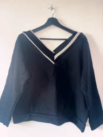Sweat-shirt short noir col V Mango