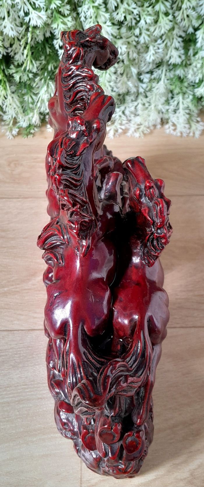 Sculpture rouge bordeaux de trois chevaux en résine - photo numéro 7