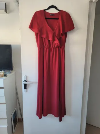 Robe bordeau avec volants aux manches