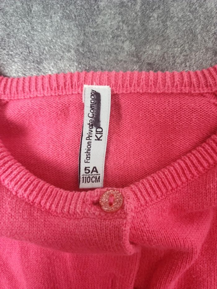 Lot 2 gilets fille 5 ans très bon état - photo numéro 2