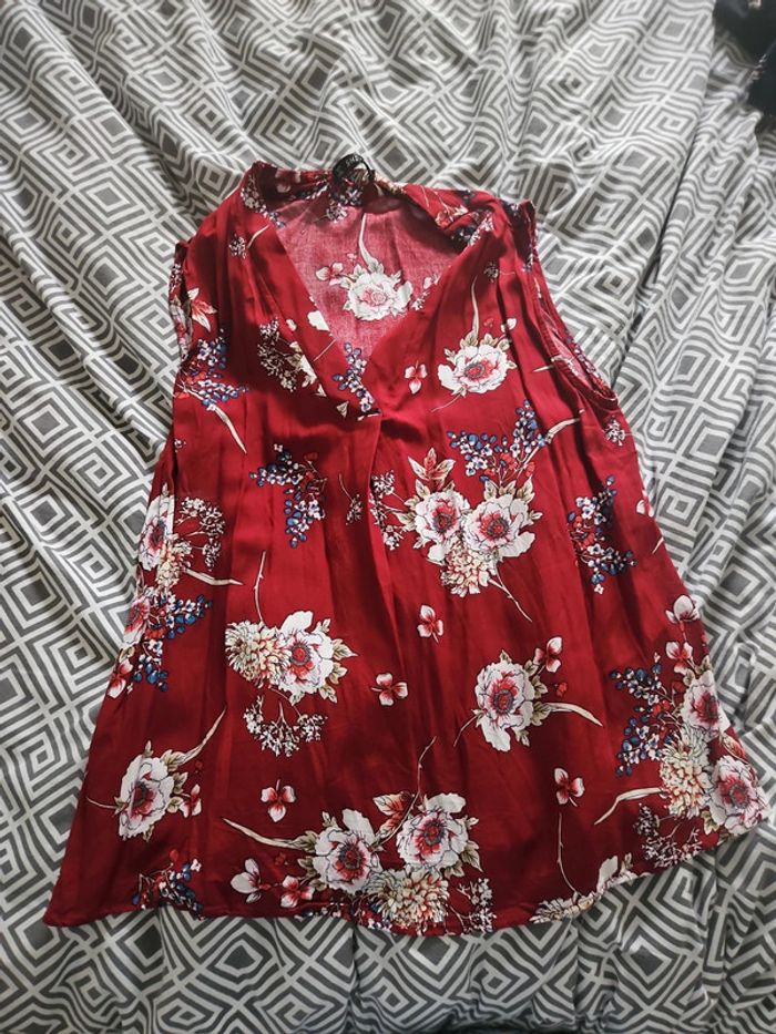 Blouse sans manches rouge fleuri