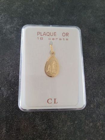 Pendentif vierge neuf