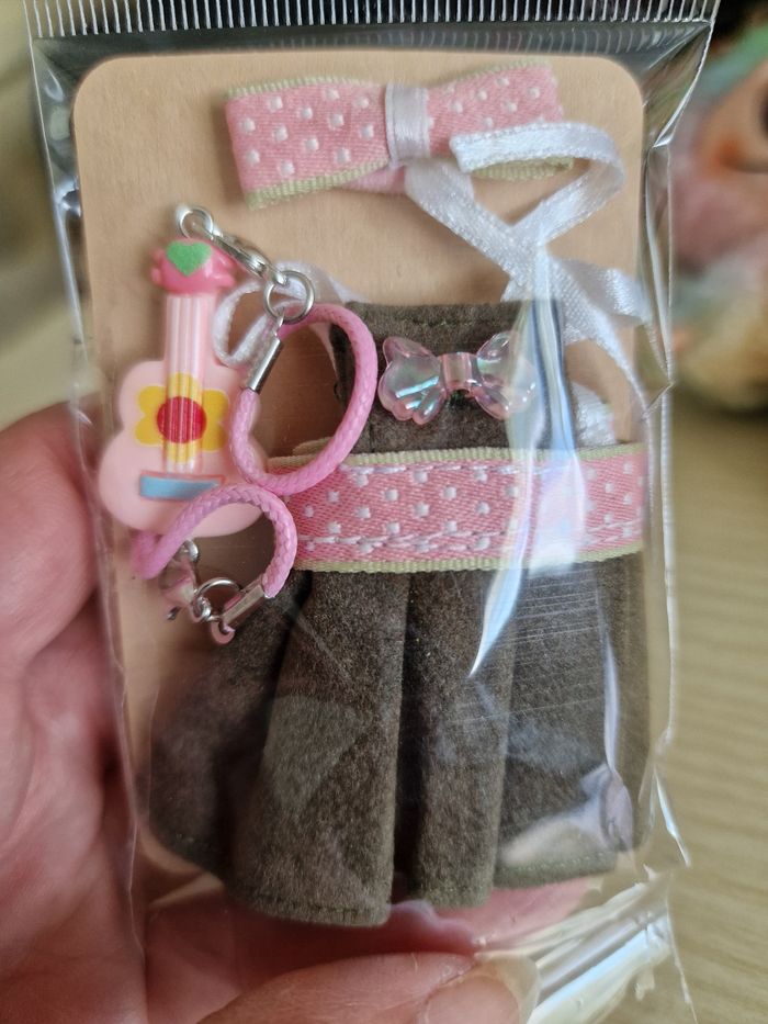 Robe pour poupee genre labubu avec noeud et guitare