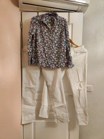 Lot vêtements 2 pantalon blanc chemise fleurs