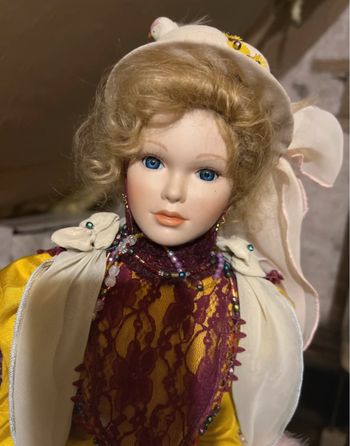 Poupée de collection en porcelaine La vie parisienne de Mundia