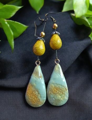 Boucles d'oreilles pendante en résine verte pale