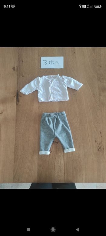 Ensemble bébé fille taille 3 mois survêtement pantalon fourré gris et paillettes et gilet rose pale