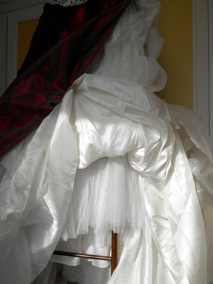 Robe de Mariée ivoire et bordeaux jupon et cerceau - photo numéro 6