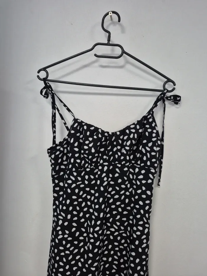 Robe noir et blanche courte - photo numéro 2