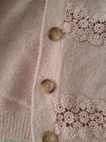 Veste rose avec de la dentelle