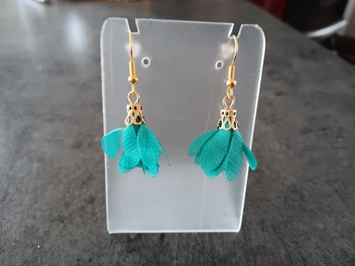 Boucle d'oreille fleur bleu/vert doré