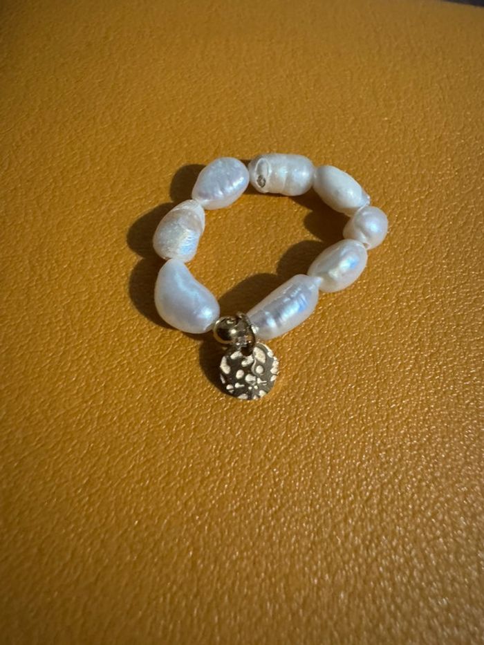 Bague réglable élastique perles d’eaux douce petite médaille en breloque - photo numéro 3