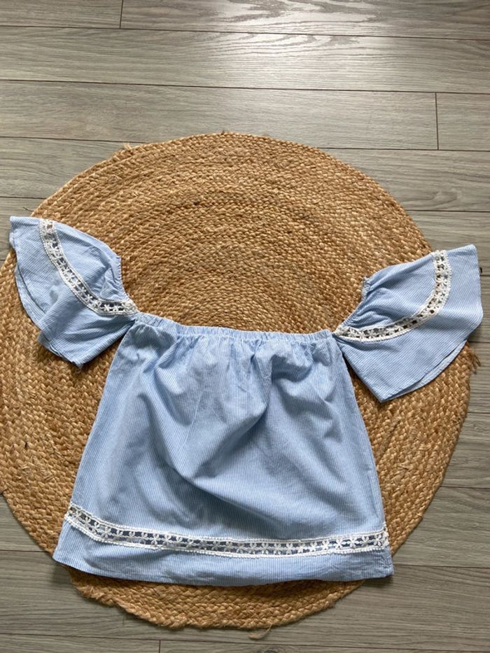 🩵 Top bleu clair fines rayures blanches épaules dénudées Taille S/M 🩵