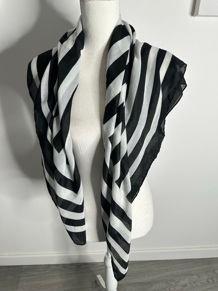 Foulard étole oversize à rayures noir et blanc 105x105cm - photo numéro 3