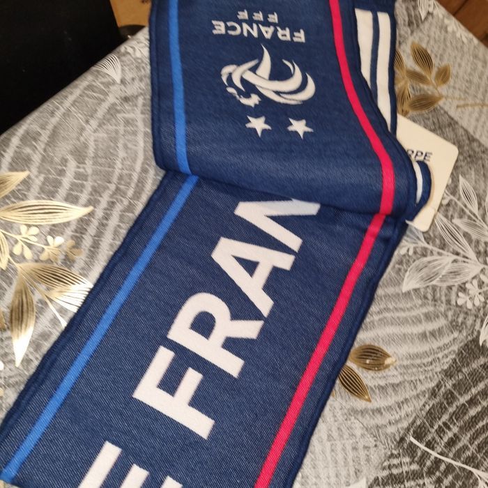 écharpe ÉQUIPE DE FRANCE 2 ÉTOILES 🎄 neuf 🎄 idée kdo NOËL 🎄 - photo numéro 3