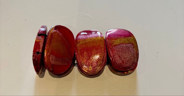 Bracelet avec gros design fuschia et doré - photo numéro 2