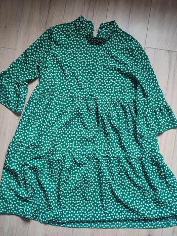 Robe verte fleurie