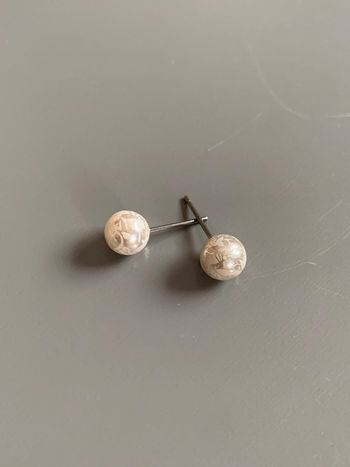 perles boules rondes 7 mm Blanc crème  motifs arabesques fleuris ton sur ton