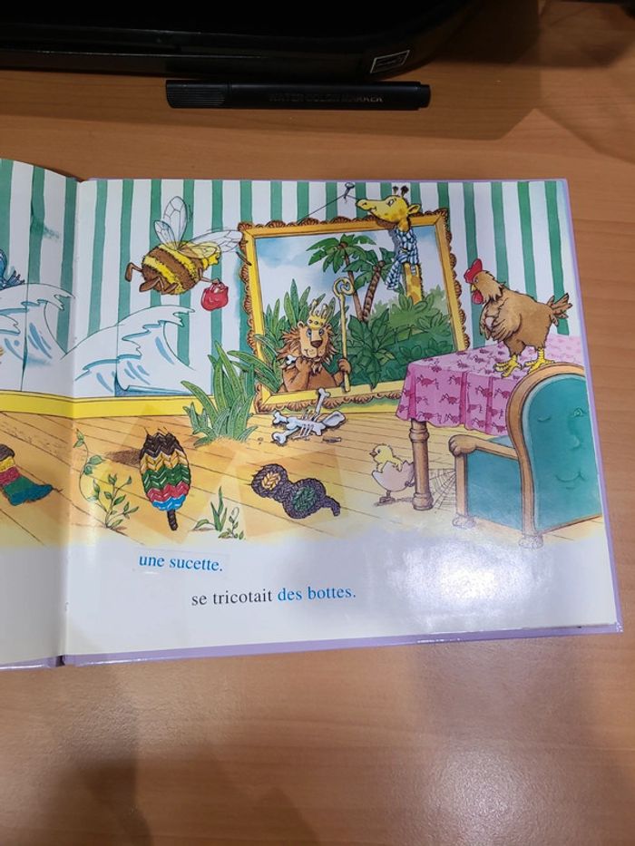 Sur le plancher une araigner se tricotage des lunettes - photo numéro 7