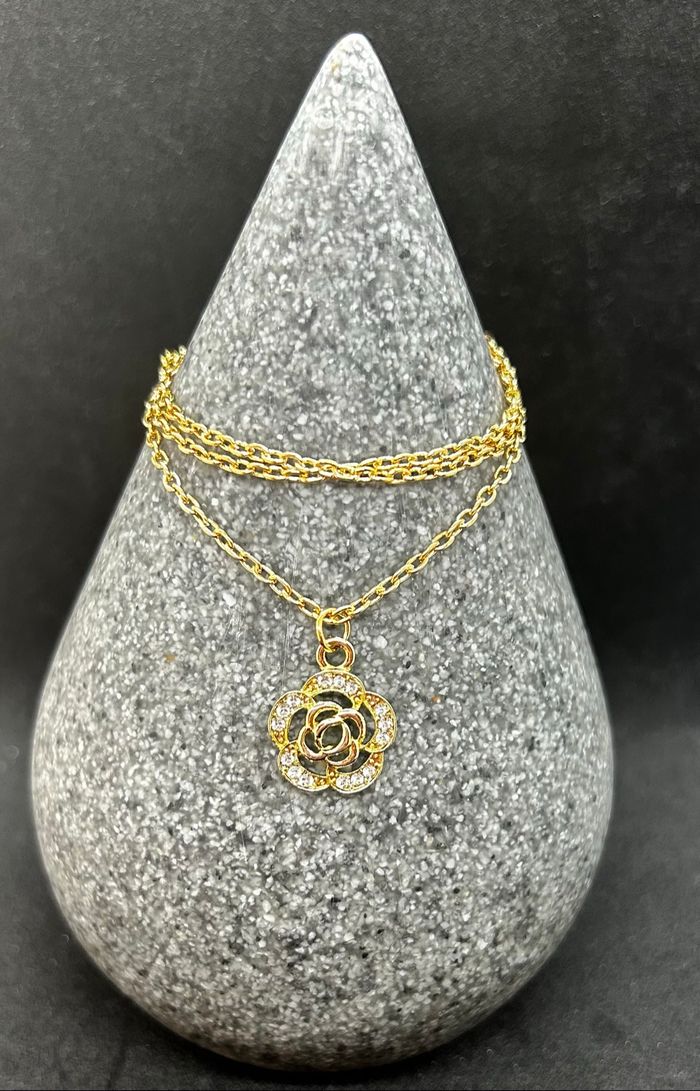 Collier fleurs ras du coup