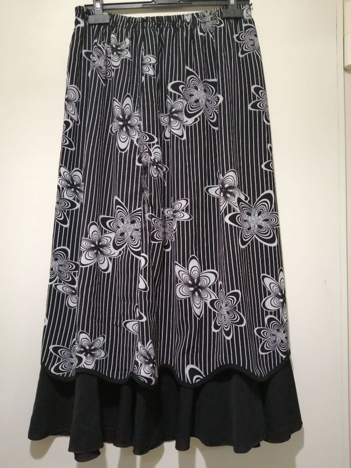 Jupe double noir et imprimé fleuri. Taille XL.