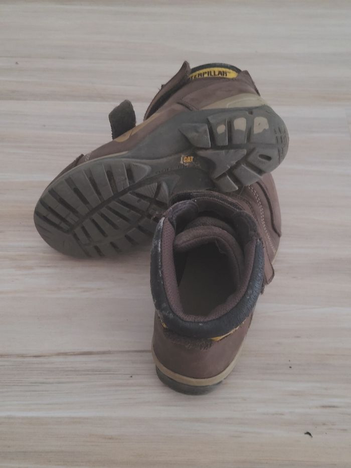 Chaussures montates, garçon taille 32, marque Caterpillar. 
Bon état. - photo numéro 3