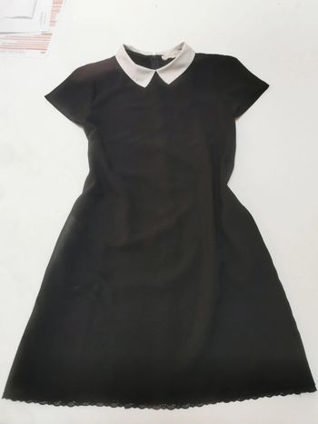 Robe noir droite à col blanc