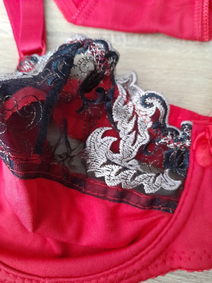 soutien gorge dentelle rouge noire doré 100D + culotte XL - photo numéro 5