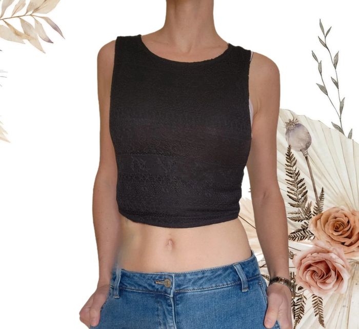 Crop top / t-shirt court noir avec dentelle XS / S