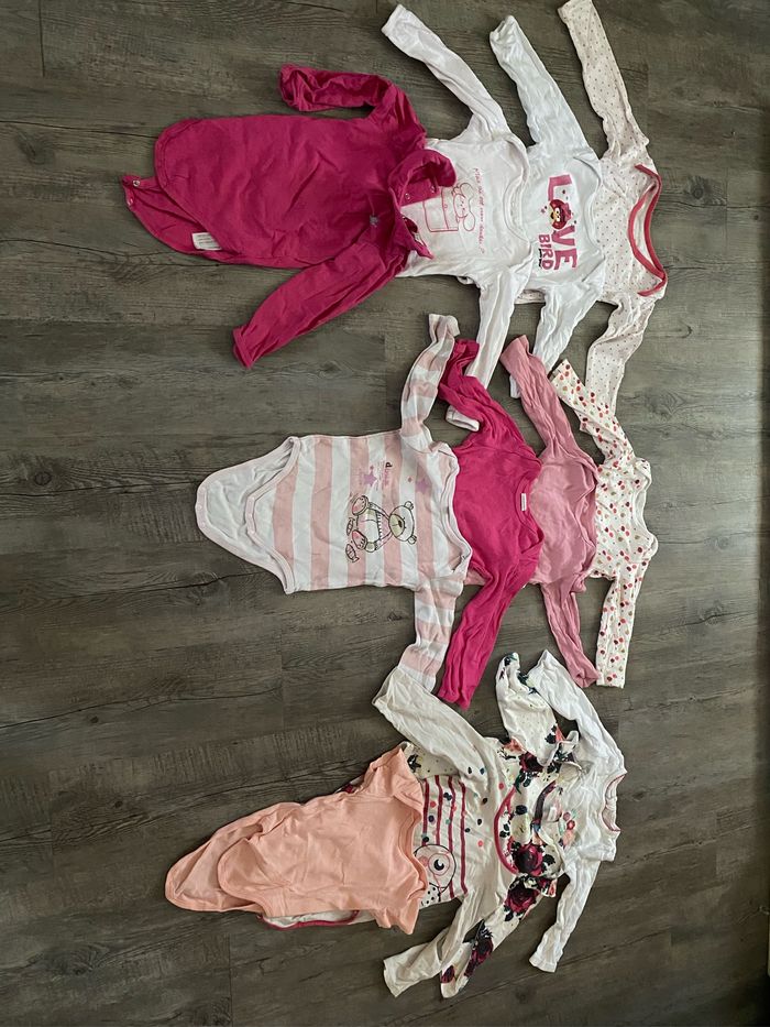 Lot 11 bodys taille 18 mois