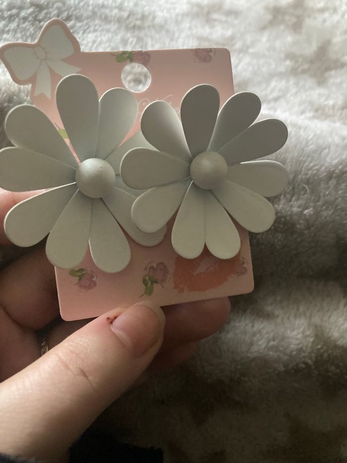 Boucles d’oreilles NEUVES pour femme en forme de fleurs couleur blanc - photo numéro 4
