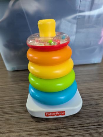 Jouet d'éveil pyramide arc-en-ciel empliable hochet