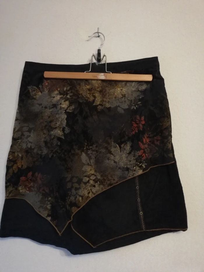 Jupe t. 44 velours noir et motifs. Figure libre
