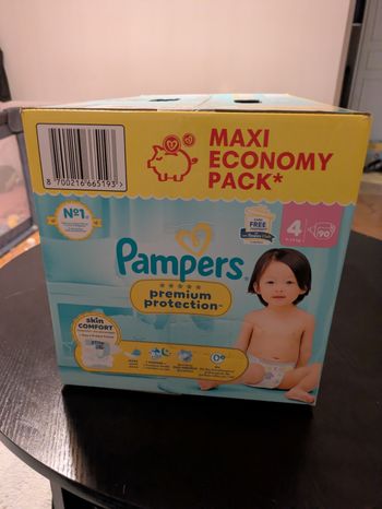 Couches Pampers taille 4 neuf