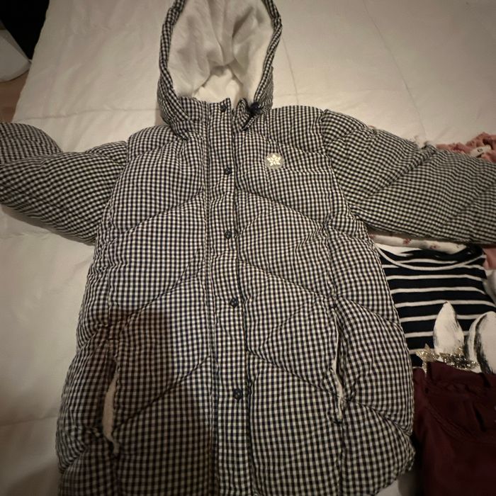 Manteau + 5 t-shirts manches longues  8 ans